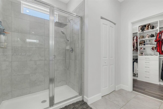 Building Photo - 1827 Lake Cove Dr