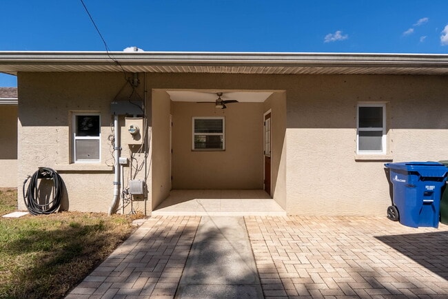 Building Photo - RENT THIS HOME WITH ZERO DEPOSIT MOVE IN: Beautiful Completely Updated 3 Bed / 2 Bath Home in Sou...