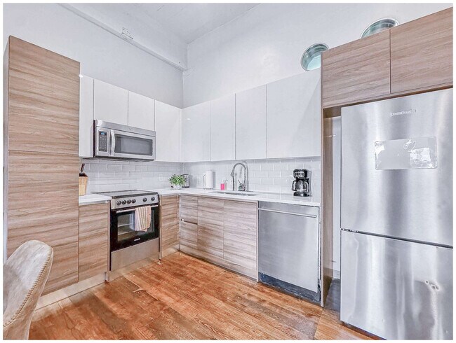 Building Photo - 555 Evergreen St