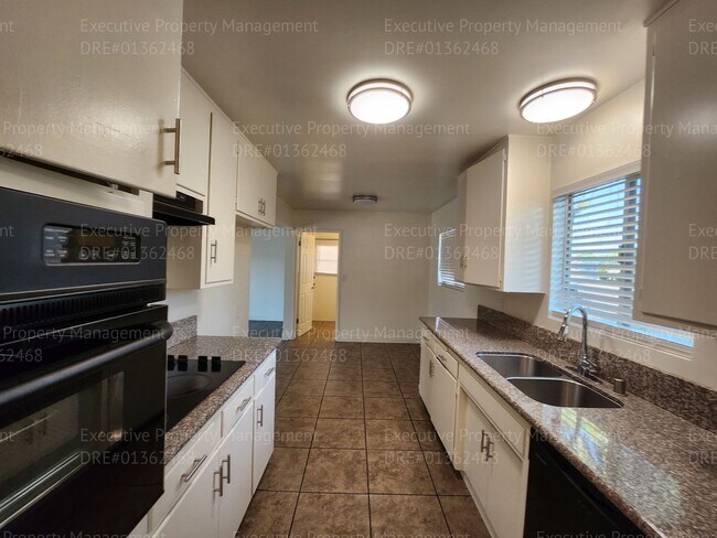 Building Photo - 3 bedroom/ 2 bathroom home located near th...