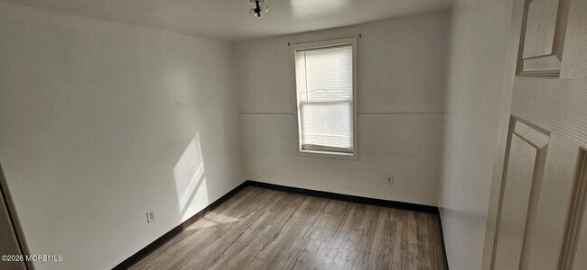 Building Photo - 402 W Green St