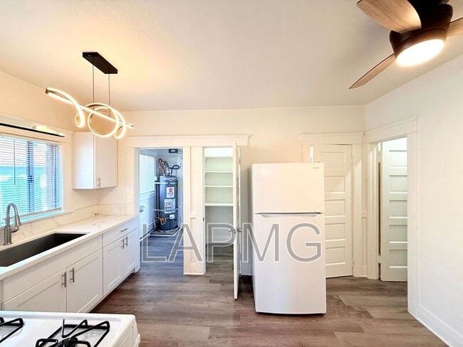 Building Photo - 1910.5 Daly St