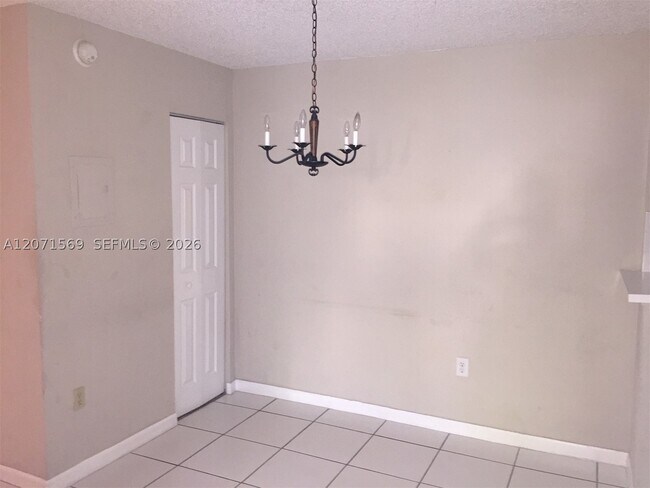 Building Photo - 10822 N Kendall Dr
