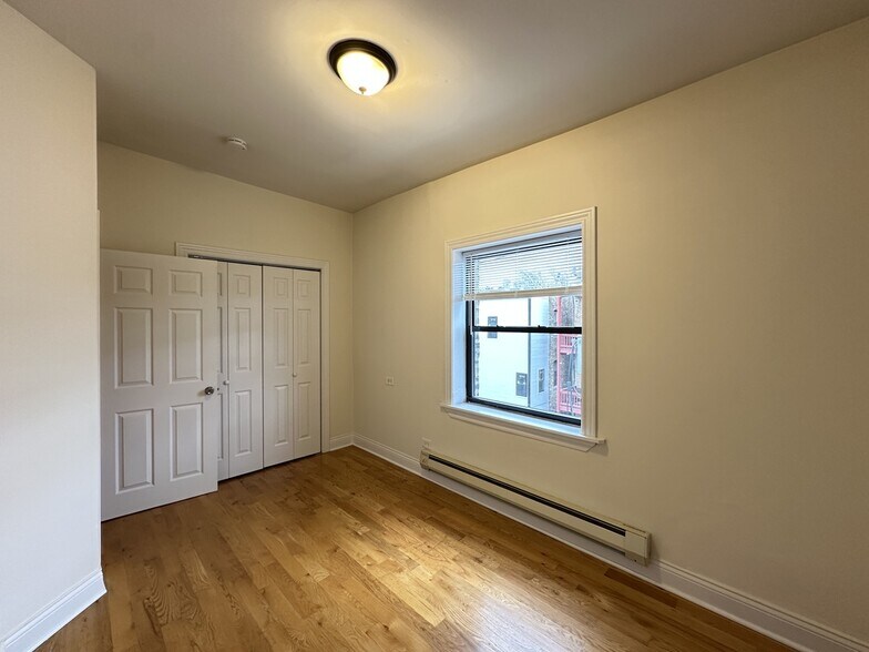 Building Photo - 824 W Cornelia Ave