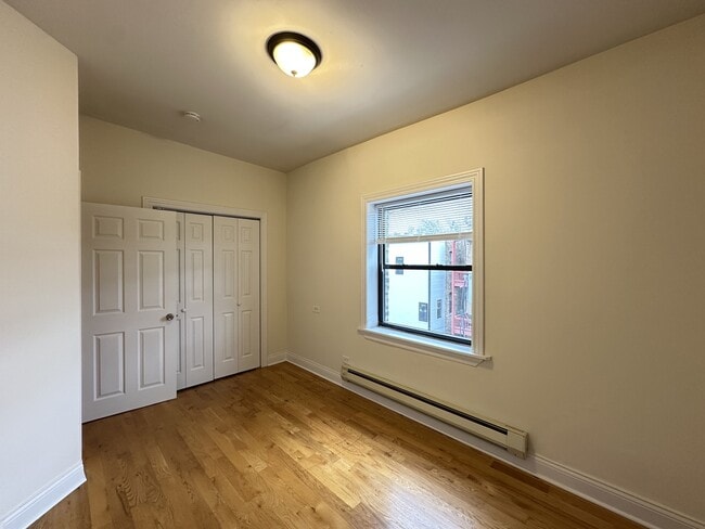 Building Photo - 824 W Cornelia Ave