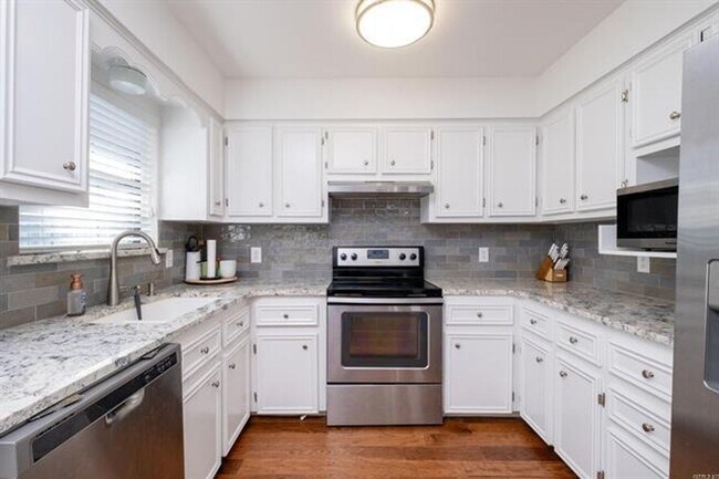 Building Photo - 41 Oak Forest Loop