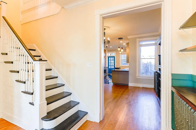 Building Photo - Fully Renovated 3 BR/1.5 BA Apartment in C...