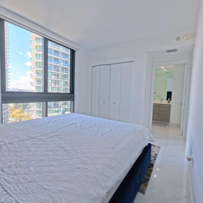 Building Photo - 650 NE 32nd St