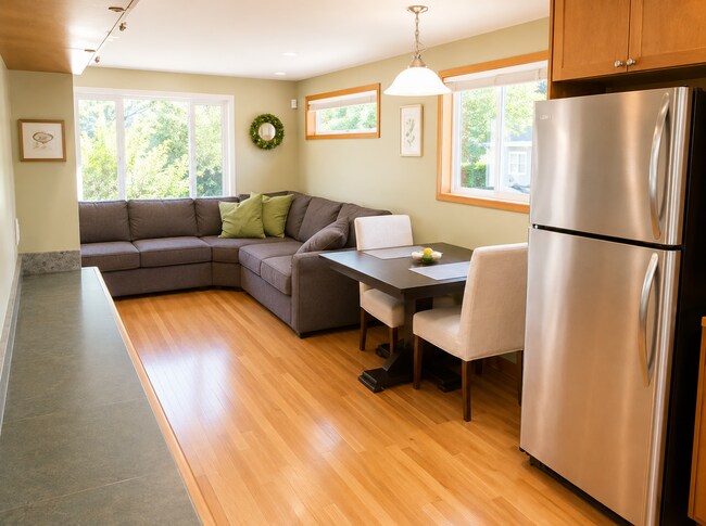 Building Photo - West Seattle Townhome