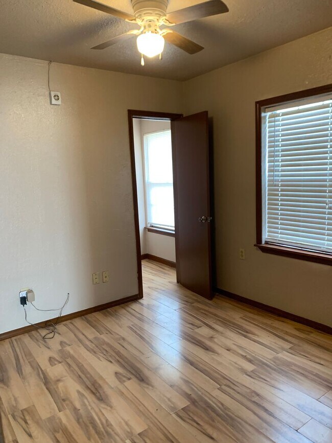 Building Photo - Two Bedroom Home Close to Medical Center