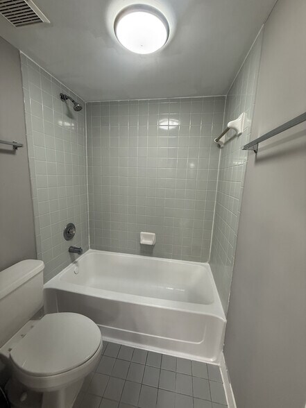 Building Photo - 2881 N Oakland Forest Dr