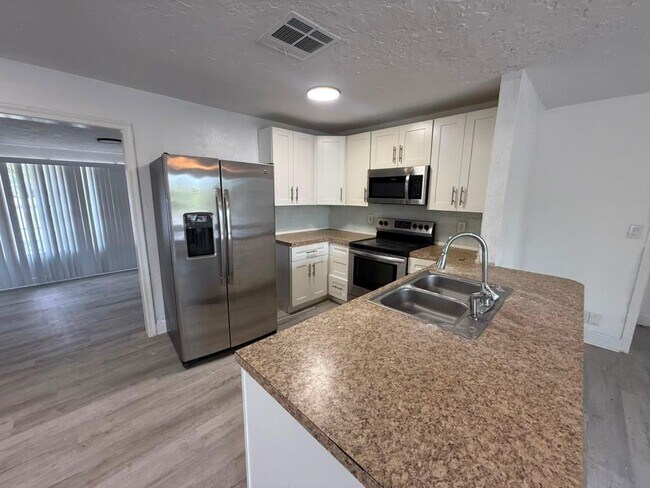Building Photo - 933 30th Ct