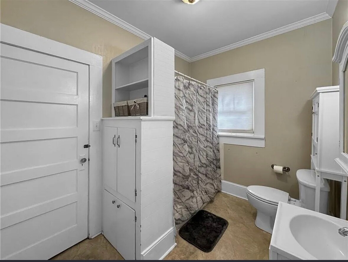 Building Photo - 521 10th Ave