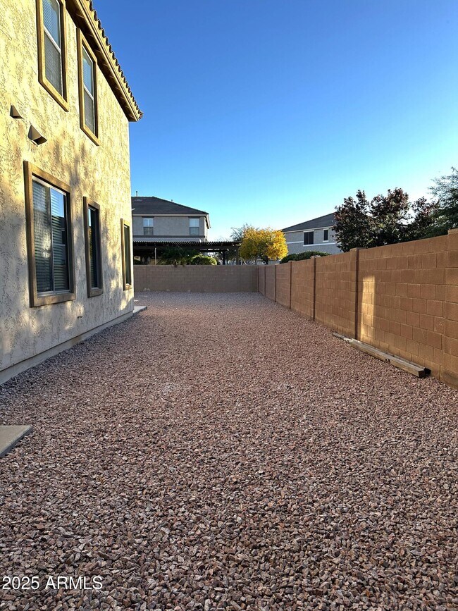 Building Photo - 11053 E Roselle Ave