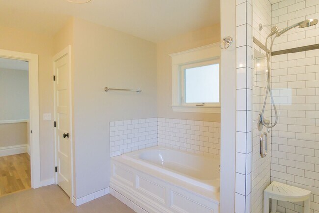 Building Photo - 6bd/3.75ba Seattle Home
