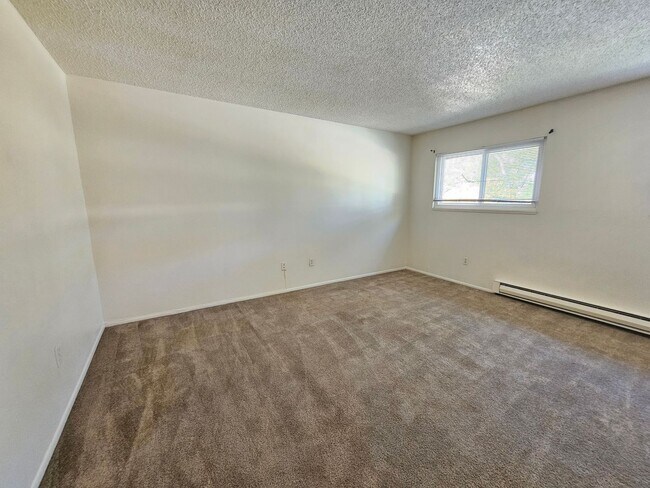 Building Photo - Southeast Reno Townhome - Close to Everyth...