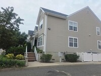 Building Photo - 65 Miller St
