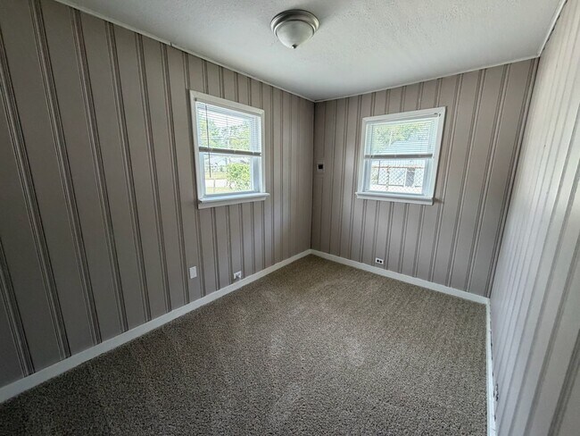 Building Photo - 415 E Letchworth Ave
