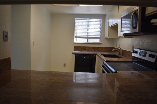 Building Photo - Freshly updated condo unit with a communit...