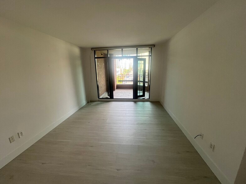 Master Bedroom - 500 W Harbor Dr