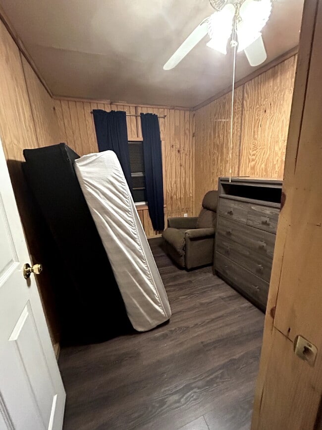 Building Photo - Brick home 3/1 available 3/1