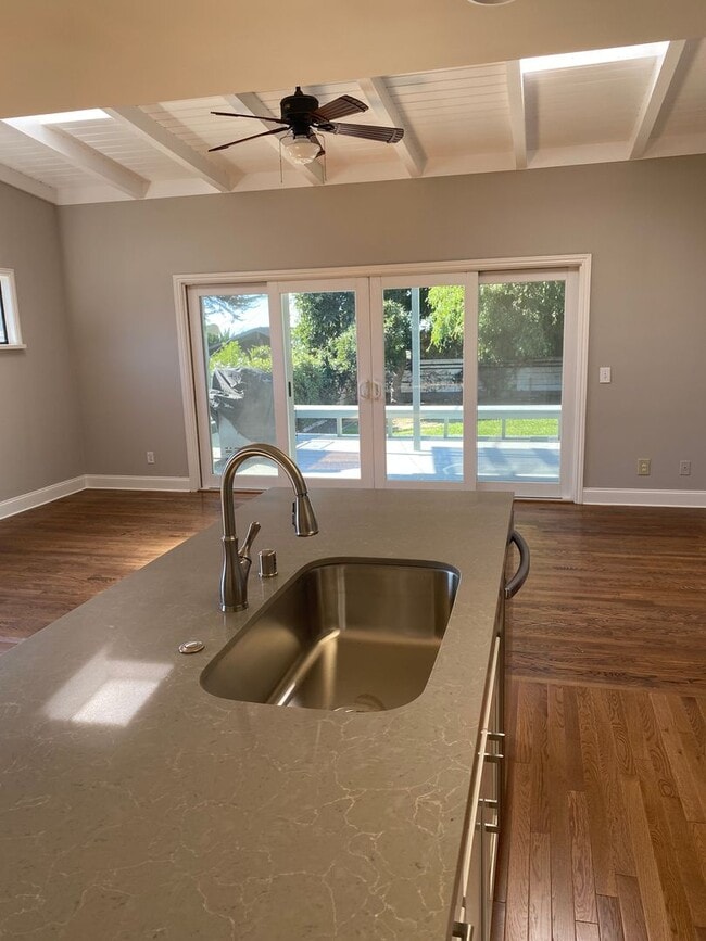 Building Photo - Beautiful Home in the Ventura Foothills