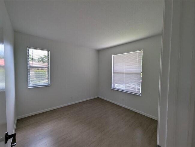 Building Photo - 21915 Lake Forest Cir