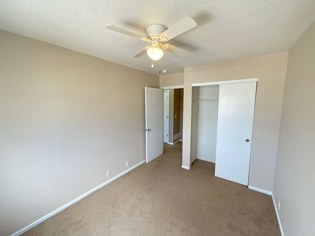 Building Photo - 4 Bedroom Home Available Near N Powers Bl ...