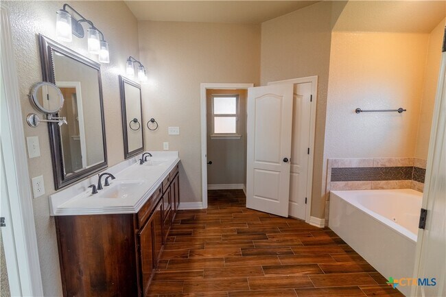 Building Photo - 2033 Catkins Ln