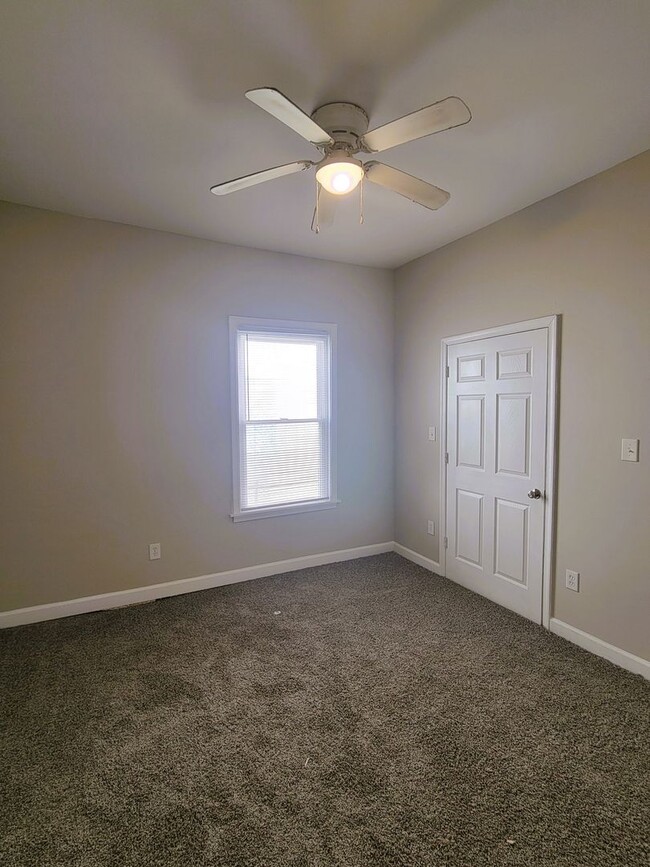 Building Photo - Remodeled rowhouse in Manchester