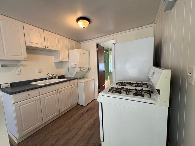 Building Photo - 255 Fairfield Woods Rd