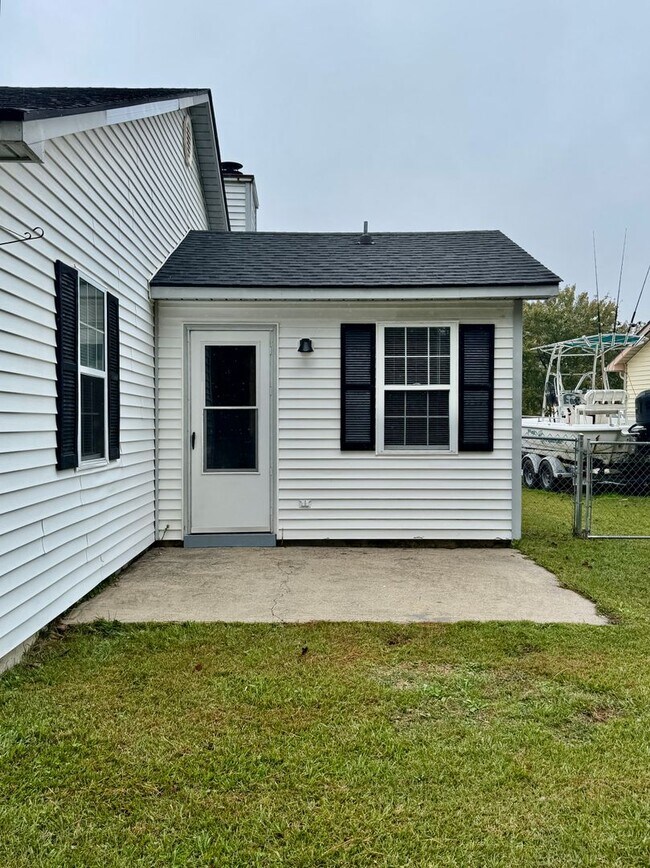 Building Photo - 4 Bedrooms/2 Bath Ranch Home!