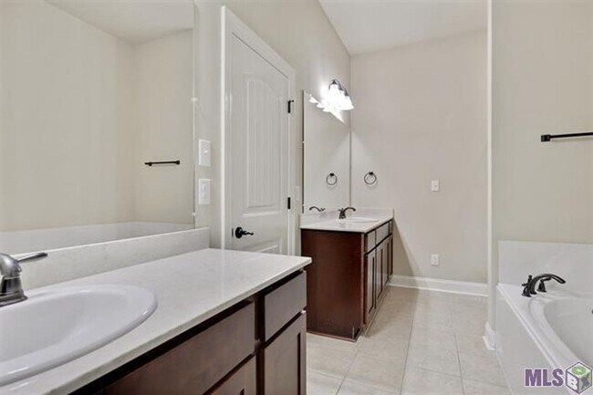 Building Photo - 4 Bedroom House off Old Hammond near S. Fl...