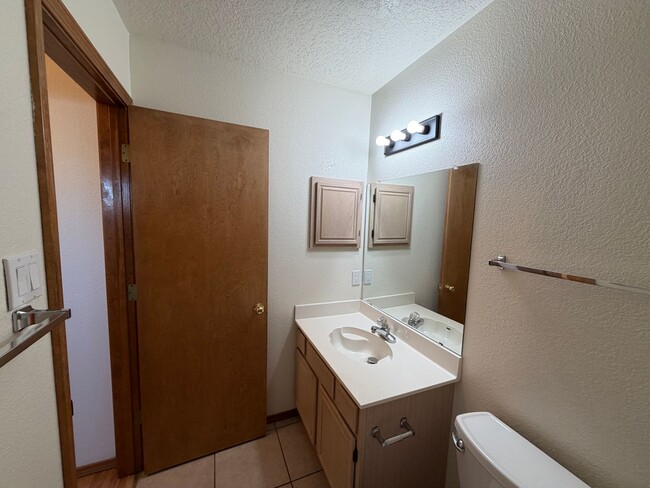 Building Photo - 3 Bedroom Single Story Home Available Near Unser Blvd NW & Ladera Dr NW!