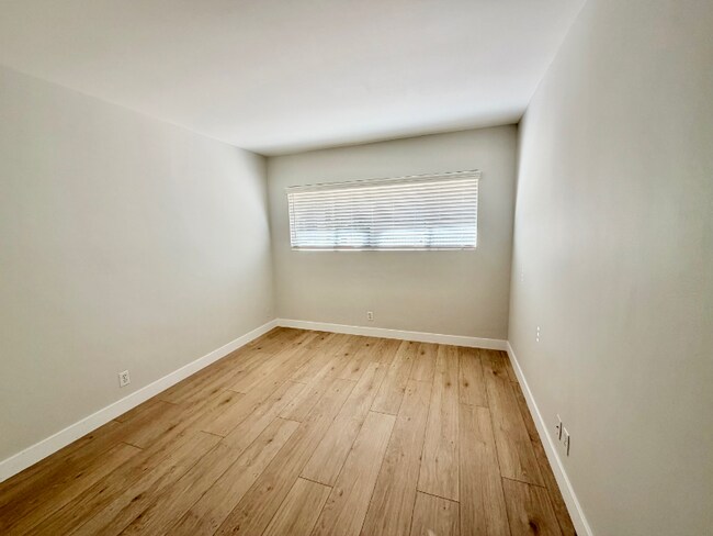 Building Photo - 808-812 Westmount Dr