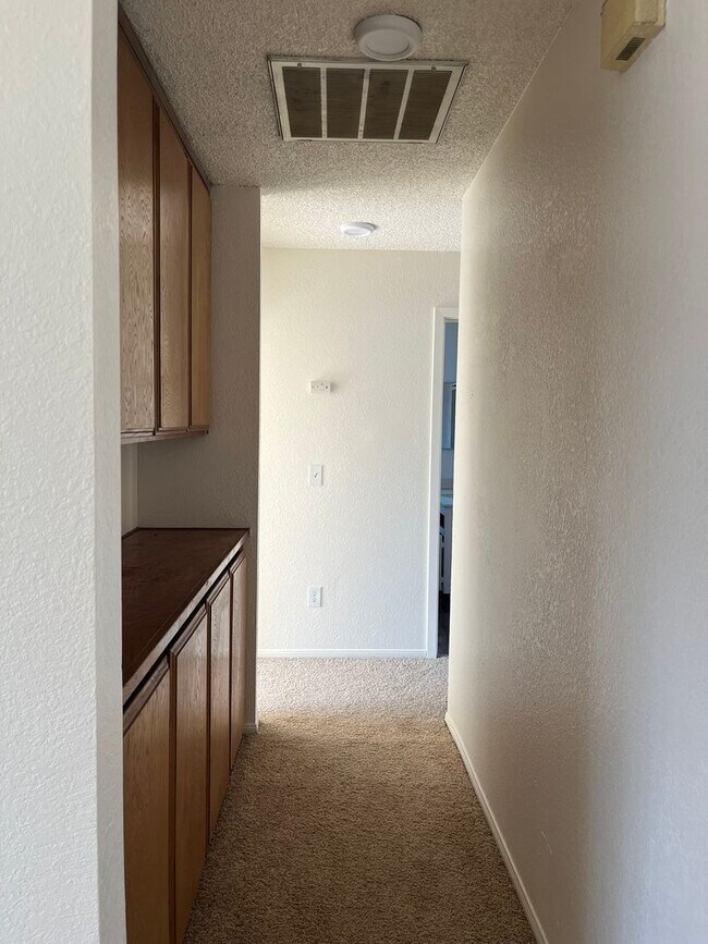 Building Photo - 4 Bedrooms 2 Bathroom home available in Victorville!!