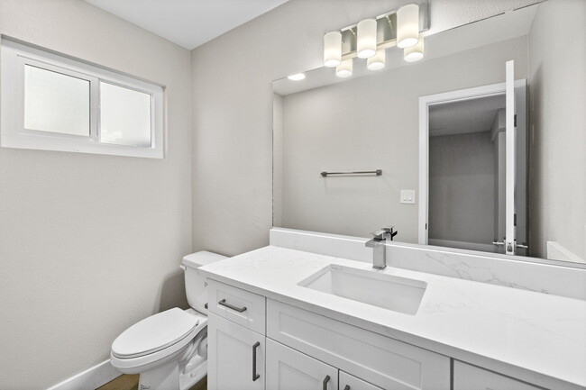 Building Photo - 1024 Mission Townhomes