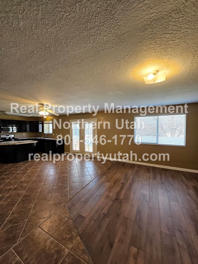 Building Photo - Stunning 4 Bedroom 3 Bath Syracuse Home