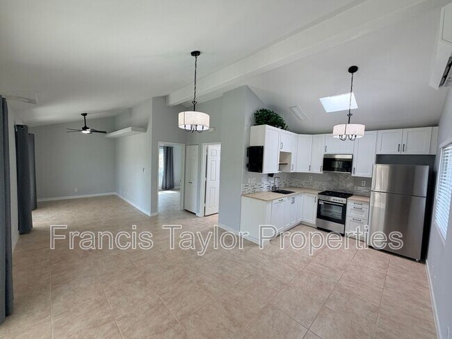 Building Photo - 13755 Vía Encantado