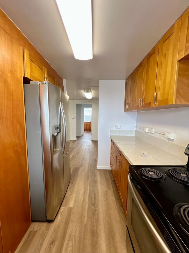 Building Photo - Spacious and Renovated Unit--2Bedrooms, 2B...