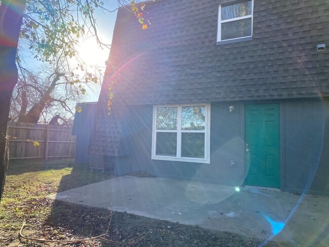 Building Photo - 2 Bedroom Duplex near lake Overholser