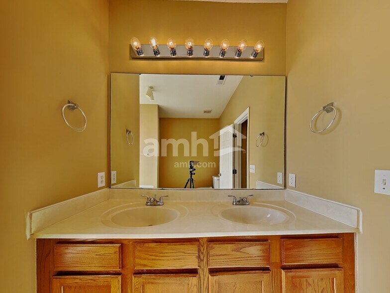 Building Photo - 6878 Coopers Hawk Trl