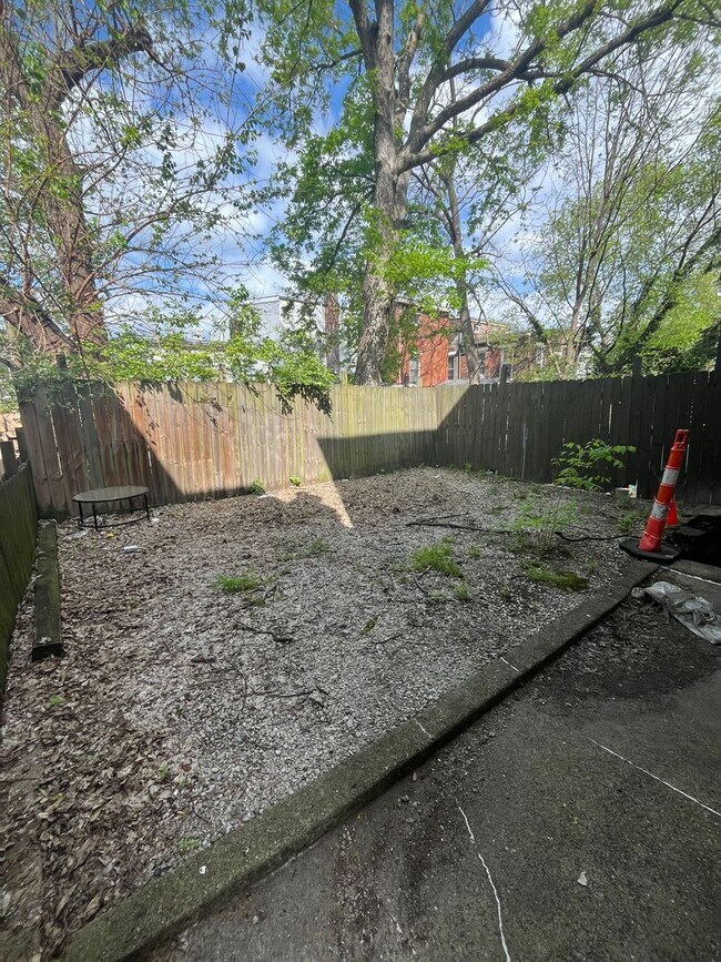 Building Photo - 2215 Victor St