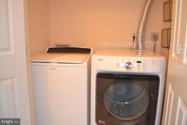 Building Photo - 9443 Van Arsdale Dr