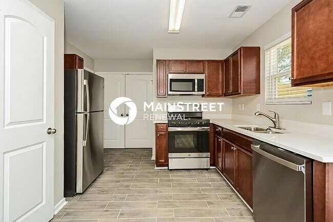 Building Photo - 3 Bedroom Pet-Friendly Home in Hampton, GA with Main Street Renewal
