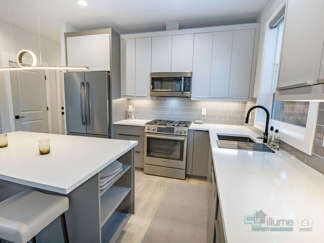 Building Photo - Fully Furnished Lake Oswego Gem!!!!