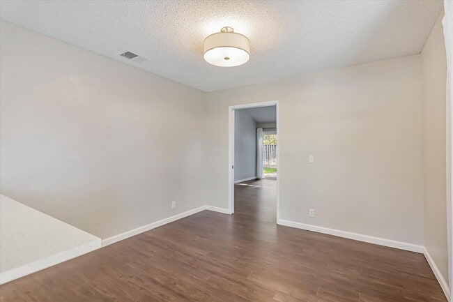 Building Photo - Updated home in Oak Grove