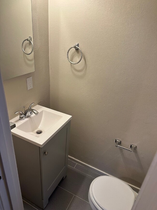 Building Photo - "Charming 3-Bed, 2-Bath Haven in Aurora – Your Cozy Retreat Awaits!"