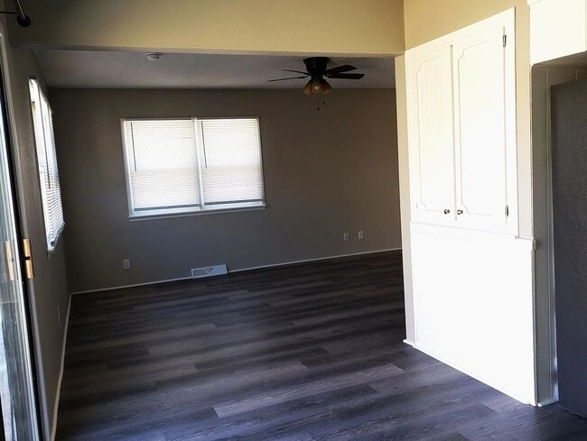 Building Photo - Beautiful Three Bedroom, One and a Half Bath