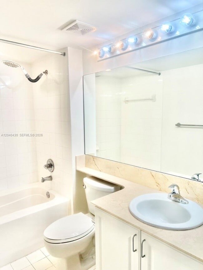 Building Photo - 1155 Brickell Bay Dr